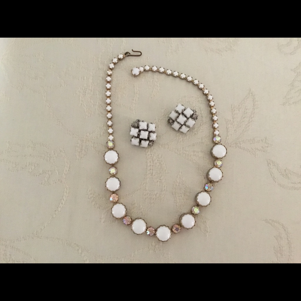 Hp- Vintage White Glass Borealis Rhinestone Set 27$